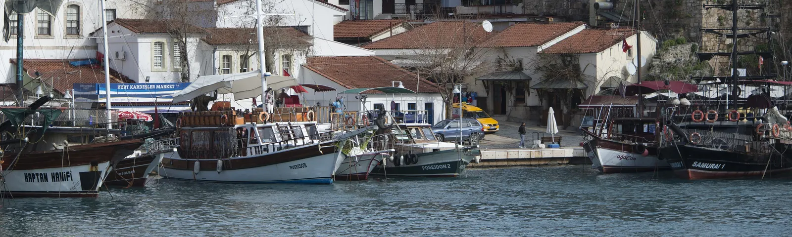 Is Antalya veilig? De oude haven van Antalya met houten boten onder de muren van Kaleiçi