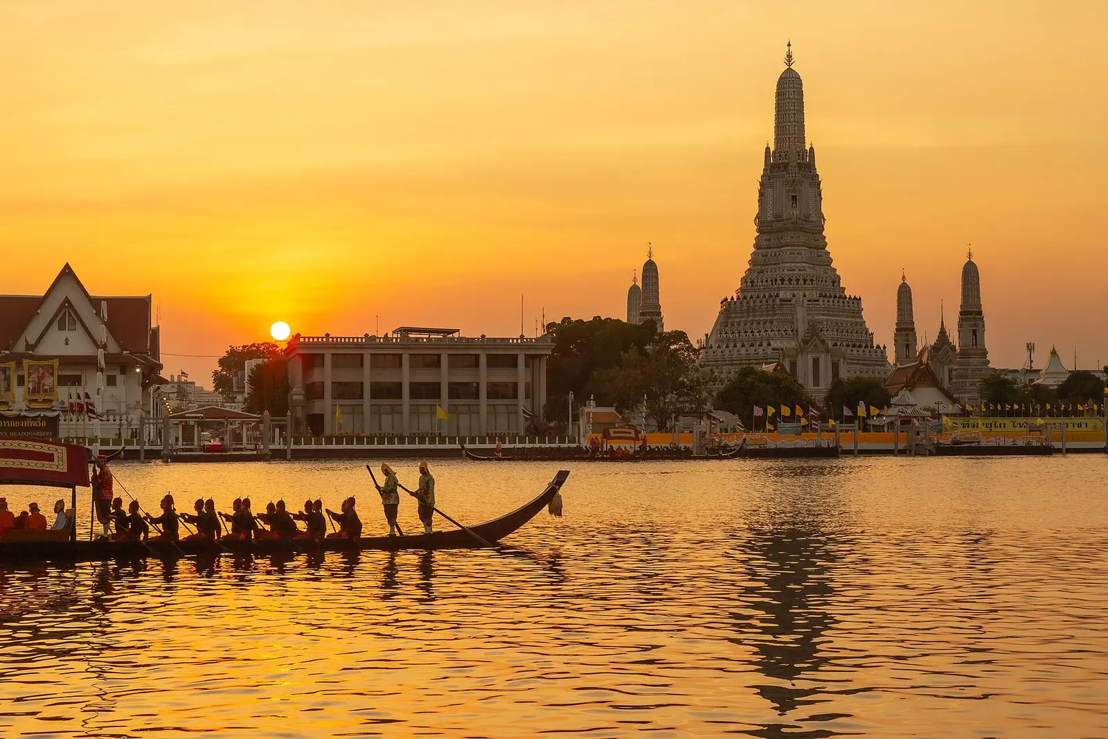 Is Bangkok veilig? De tempel Wat Arun aan de rivier in Bangkok