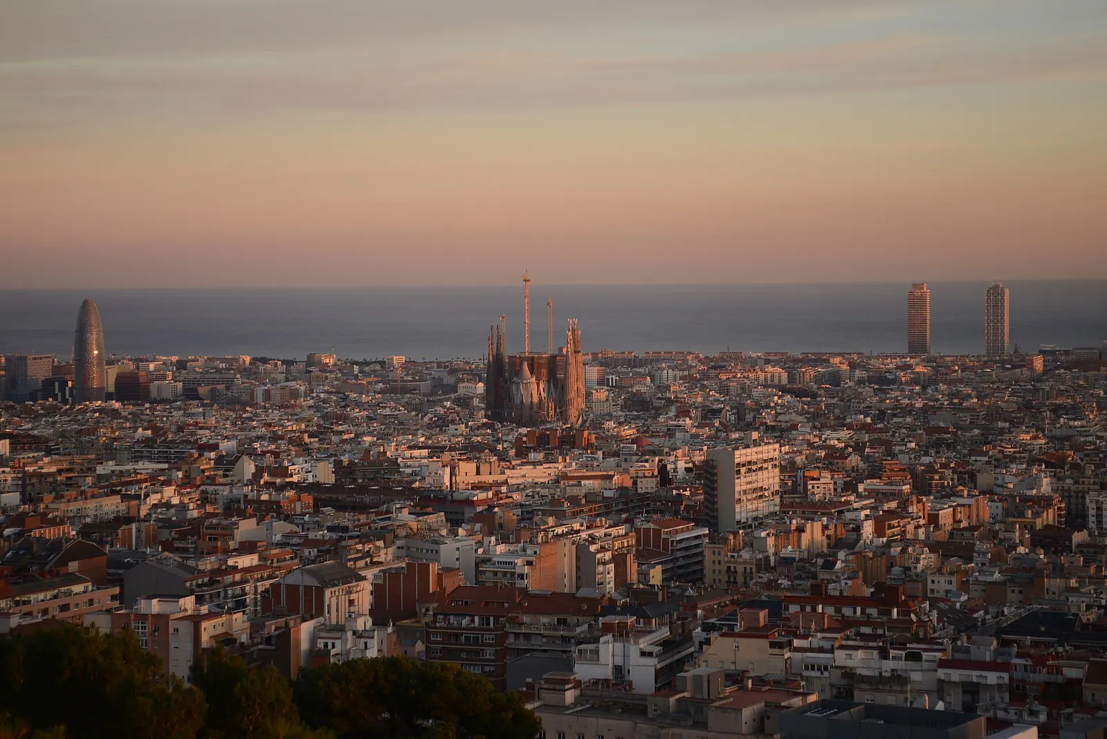Is Barcelona veilig? Uitzicht over Barcelona vanaf Park Güell, met de Sagrada Família in de skyline