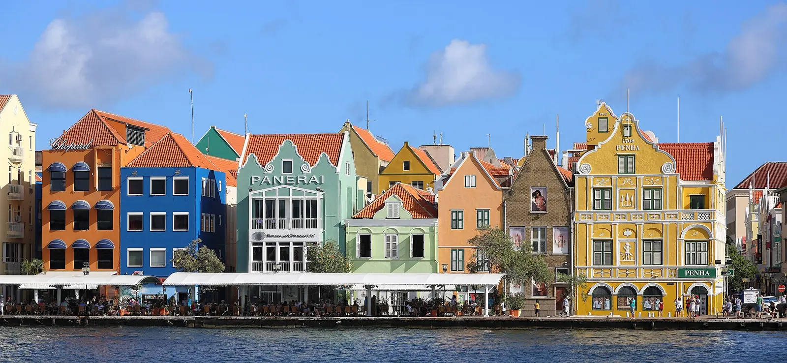 Is Curaçao veilig? De gekleurde gevels van de Handelskade in Willemstad op Curaçao