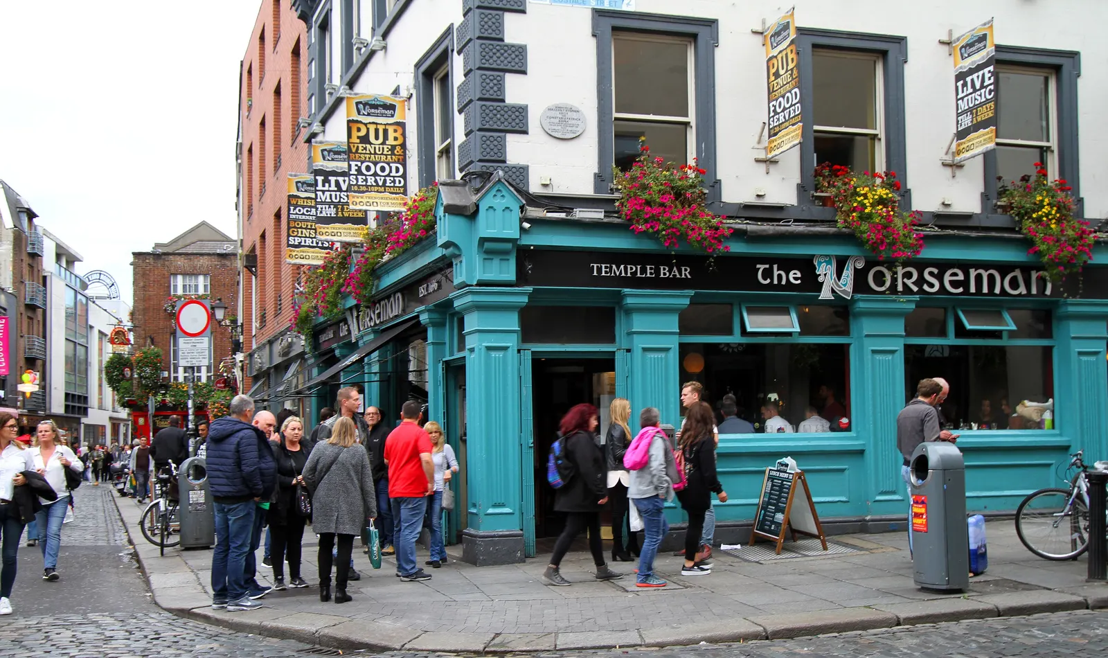 Is Dublin veilig? Het drukke terras van The Temple Bar in het centrum van Dublin