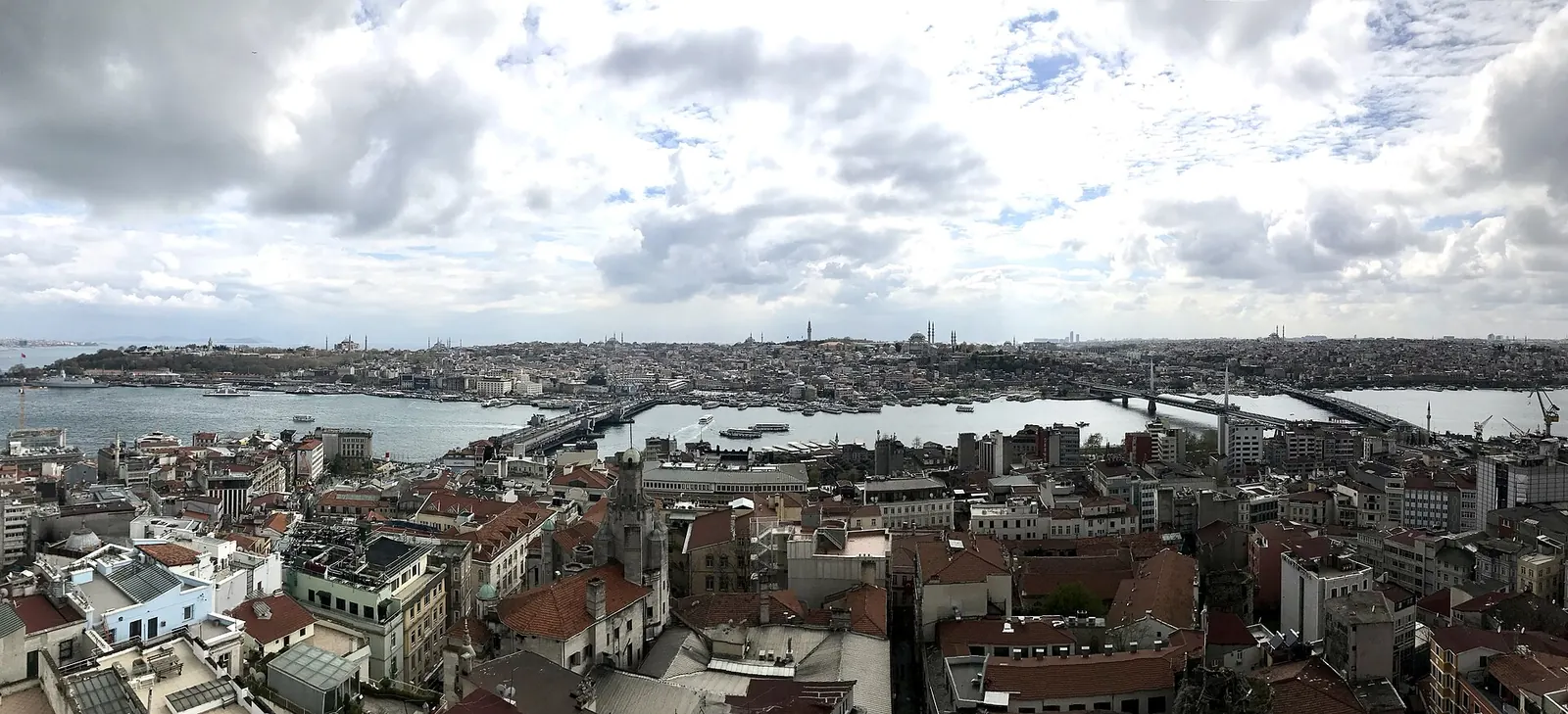 Is Istanbul veilig? Panorama over Istanbul vanaf de Galatatoren, met de Gouden Hoorn en de oude stad