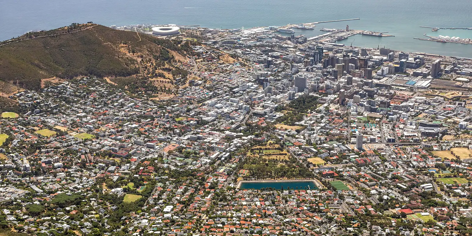 Is Kaapstad veilig? Uitzicht vanaf de Tafelberg over het centrum van Kaapstad