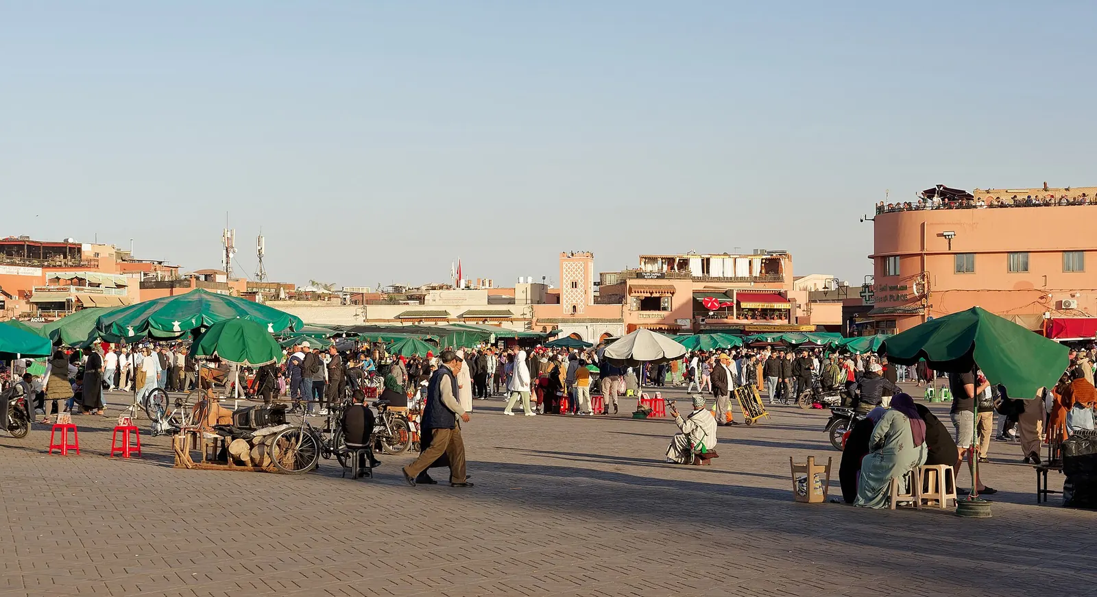 Is Marrakech veilig? Het plein Jemaa el-Fna in Marrakech in de avond, met kraampjes en publiek