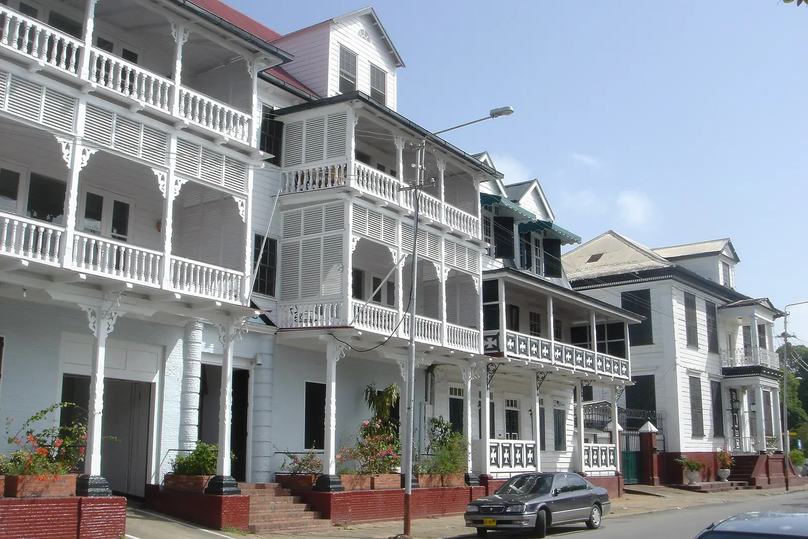 Is Suriname veilig? De historische binnenstad van Paramaribo met houten koloniale gebouwen