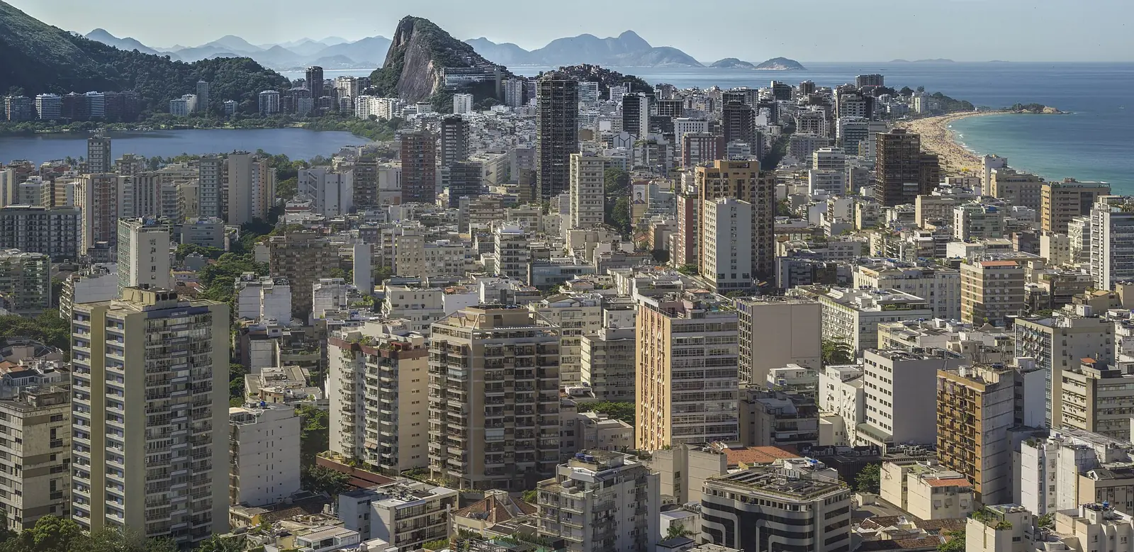 Is Rio de Janeiro veilig? Uitzicht over de stranden van Ipanema en Leblon in Rio de Janeiro