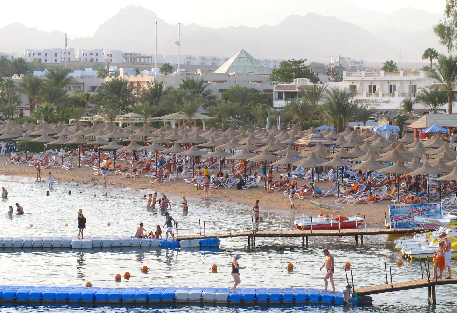Is Sharm el Sheikh veilig? Het drukke strand van Naama Bay in Sharm el Sheikh