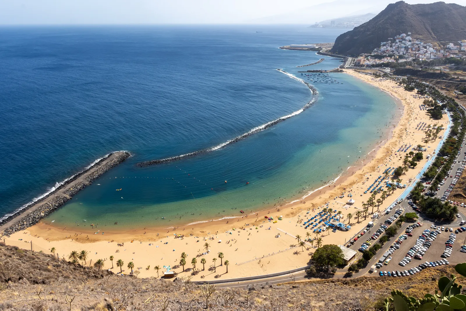 Is Tenerife veilig? De baai van Playa de las Teresitas bij Santa Cruz de Tenerife