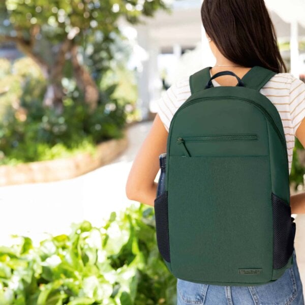 Vrouw met de Travelon Metro rugzak in het groen op haar rug