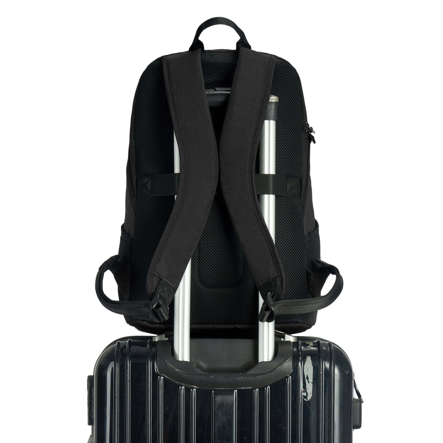 De Travelon Metro Backpack op de handgreep van een koffer