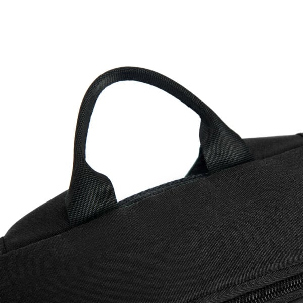 Detail van de draaglus van de Travelon Metro Backpack