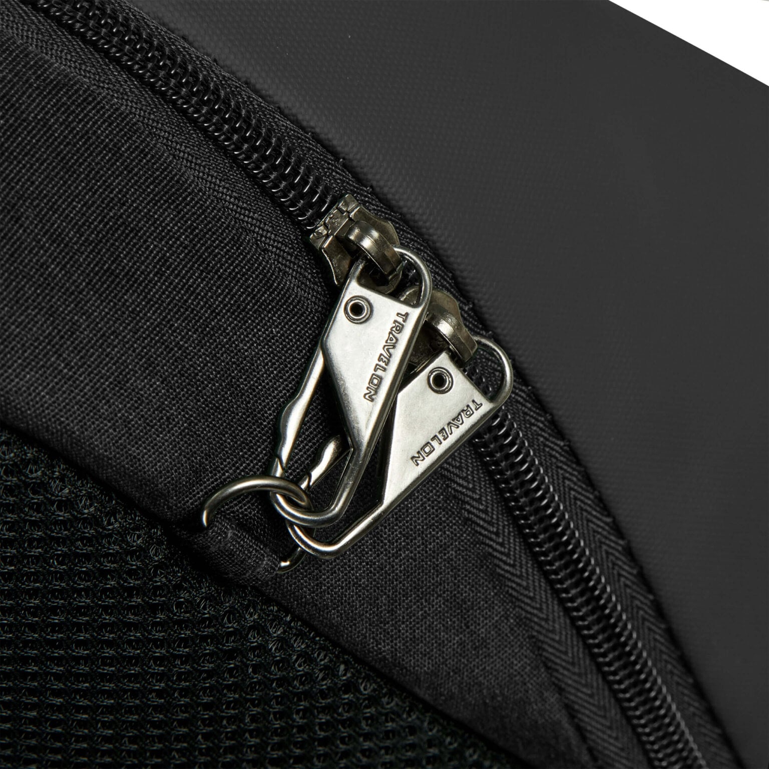Detail van de vergrendelbare ritsen op de Travelon Metro Backpack