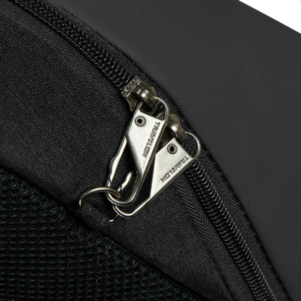 Detail van de vergrendelbare ritsen op de Travelon Metro Backpack