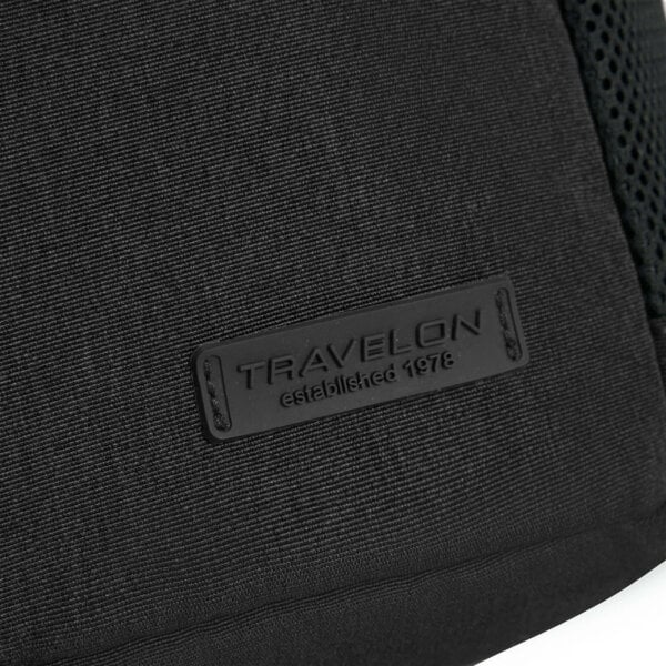 Travelon-logo op de Travelon Metro Backpack