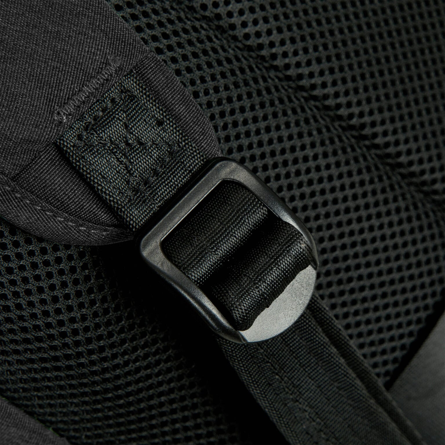 Detail van de snijbestendige schouderband van de Travelon Metro Backpack
