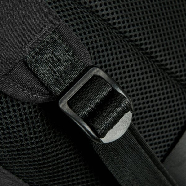 Detail van de snijbestendige schouderband van de Travelon Metro Backpack