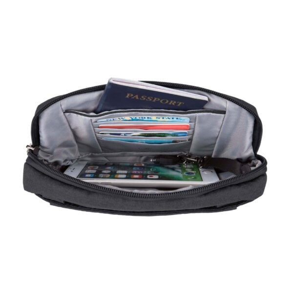 Travelon Metro Convertible Crossbody open met paspoort en pasjes