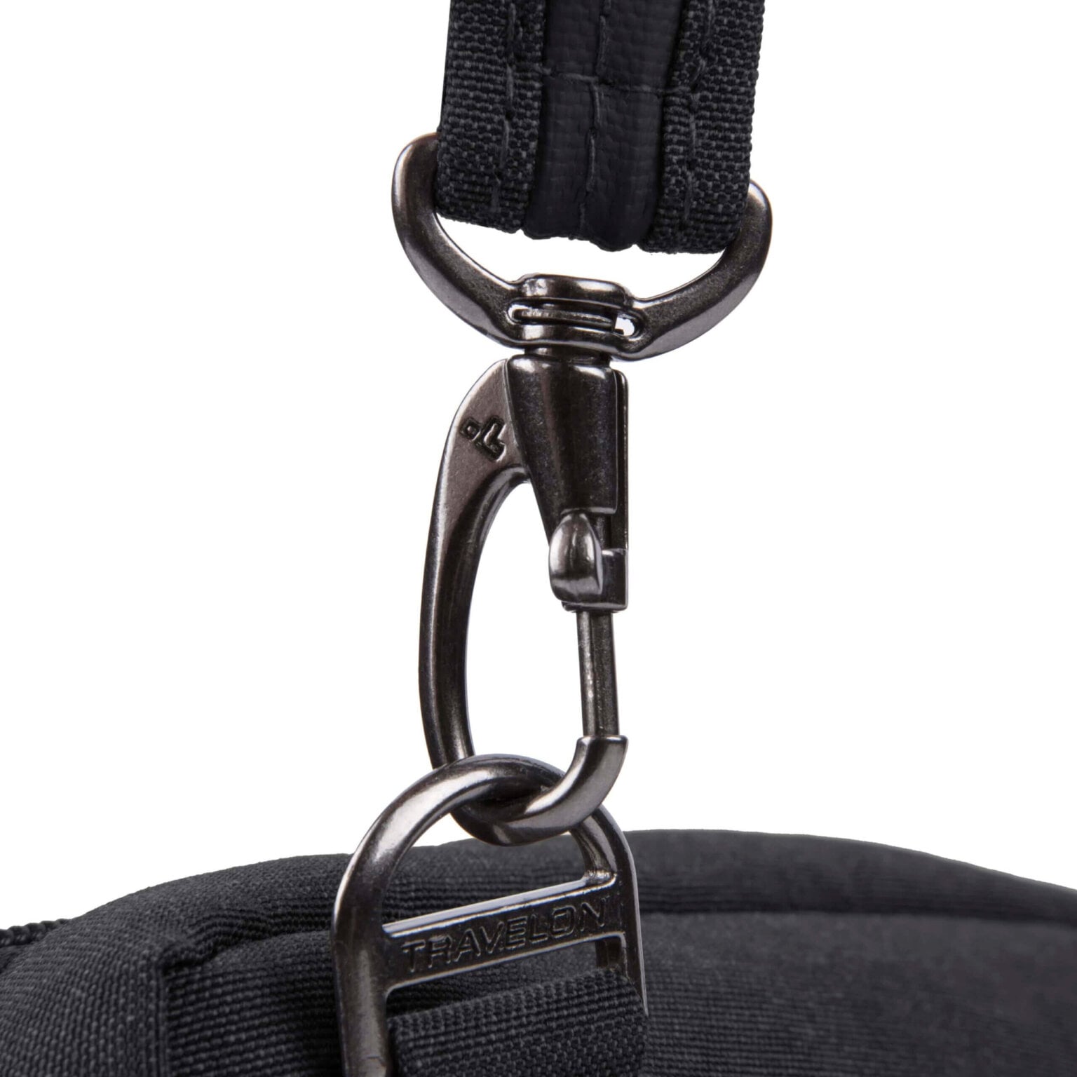 Detail van de karabijnhaak aan de band van de Travelon Metro Convertible Crossbody