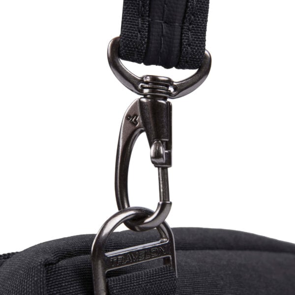 Detail van de karabijnhaak aan de band van de Travelon Metro Convertible Crossbody