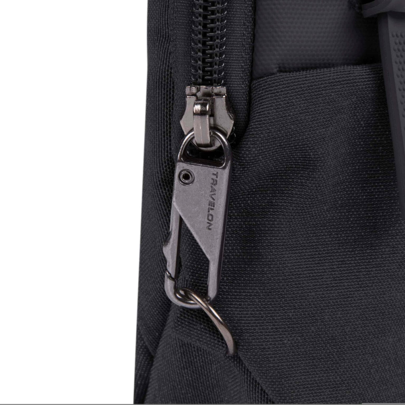 Vergrendelbare rits met karabijnhaak op de Travelon Metro Convertible Crossbody