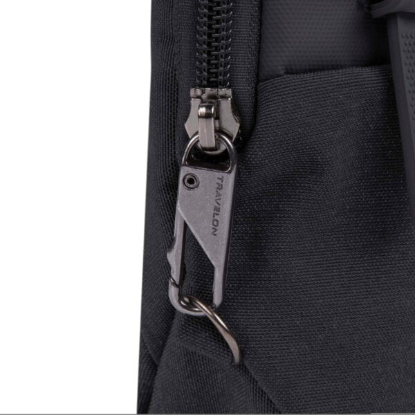 Vergrendelbare rits met karabijnhaak op de Travelon Metro Convertible Crossbody