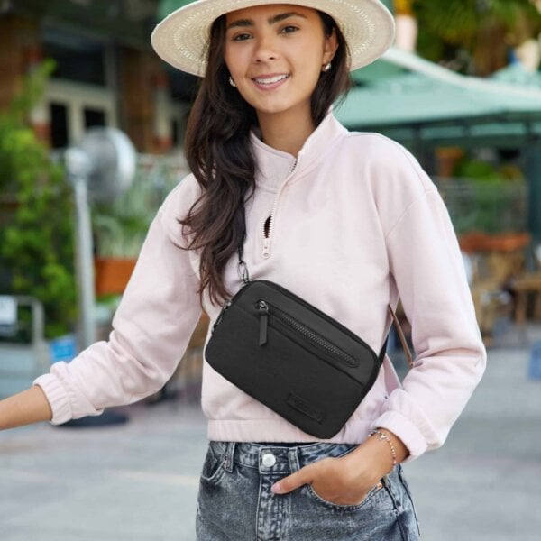 Vrouw met de Travelon Metro Convertible Crossbody als heuptas gedragen