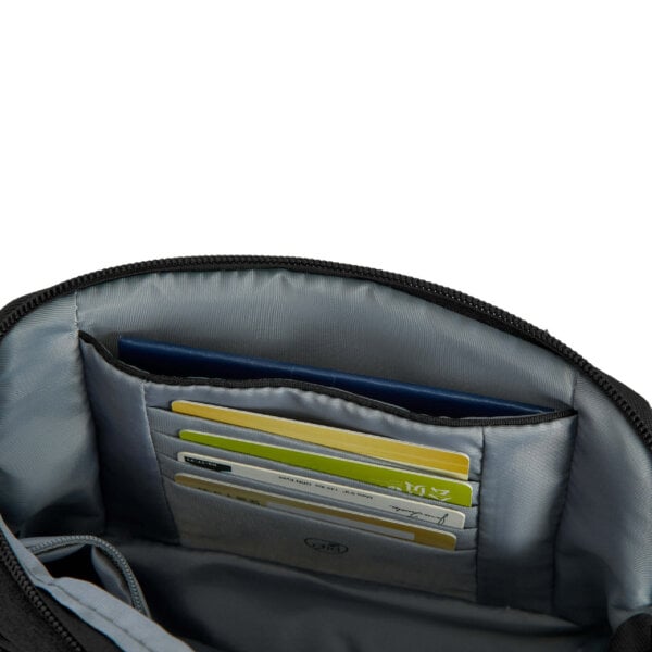 Binnenkant van de Travelon Metro Convertible Crossbody Tas met de vakindeling (2)