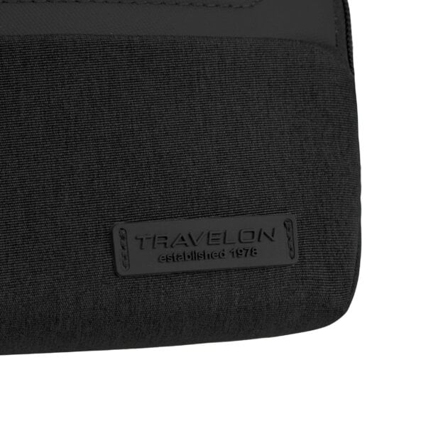 Travelon-logo op de Travelon Metro Convertible Crossbody Tas