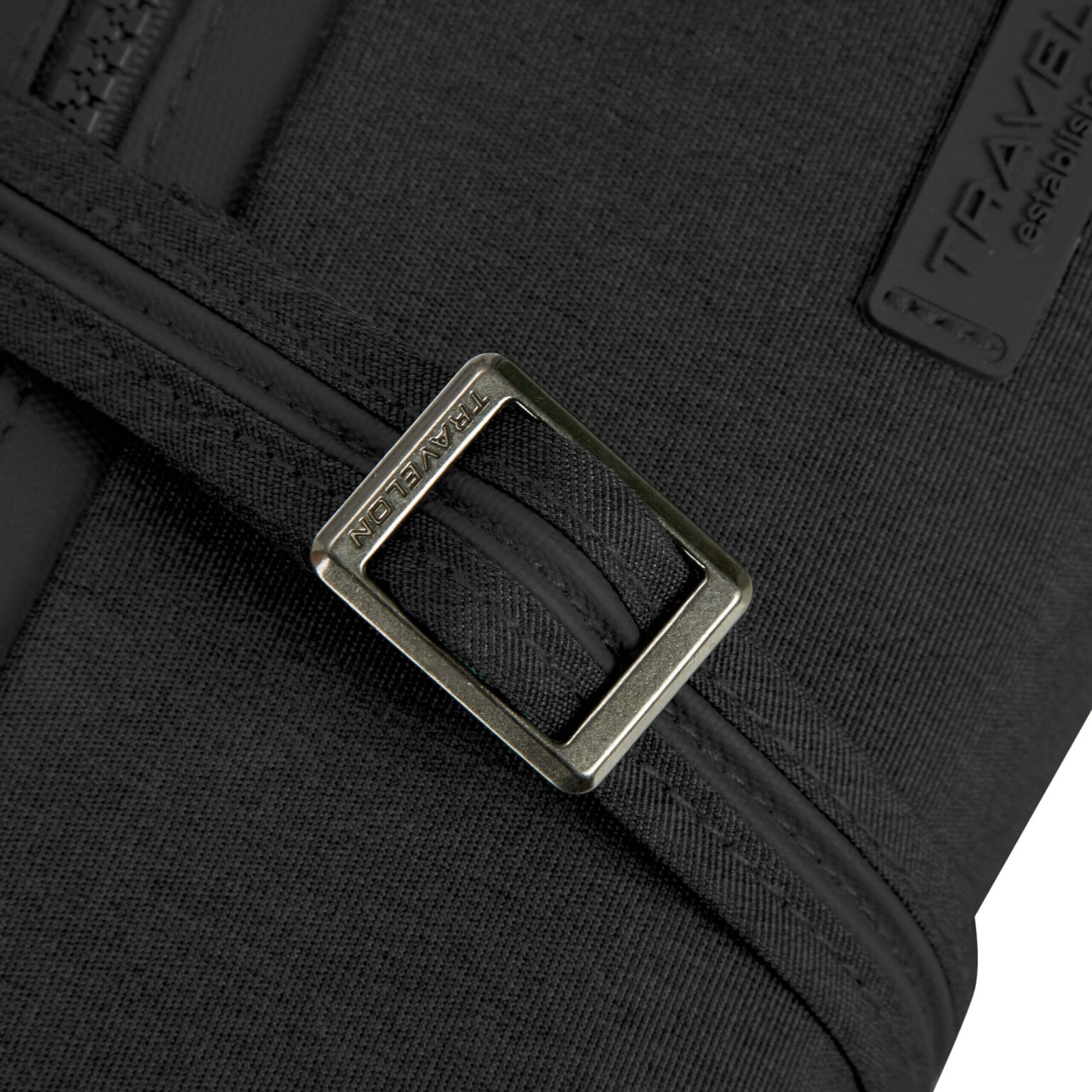 Detail van de snijbestendige schouderband van de Travelon Metro Convertible Crossbody Tas (2)