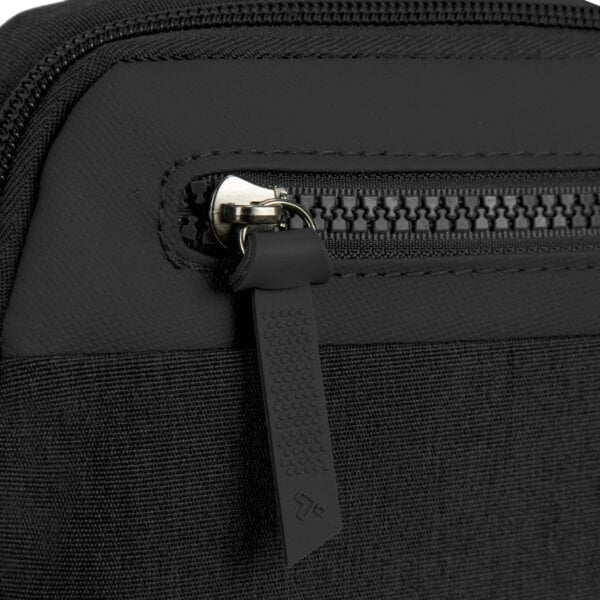 Detail van de vergrendelbare ritsen op de Travelon Metro Convertible Crossbody Tas