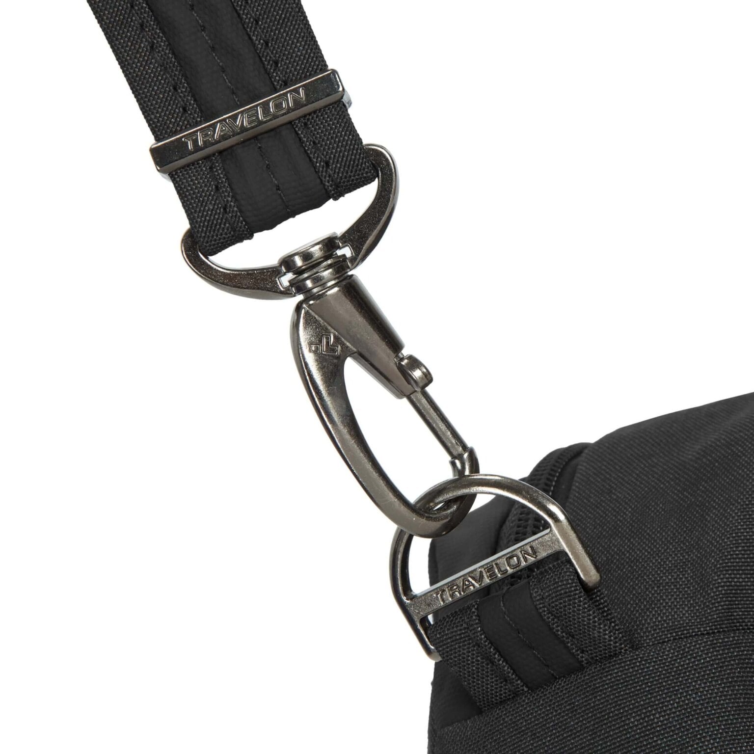 Detail van de karabijnhaak aan de band van de Travelon Metro Dome Crossbody