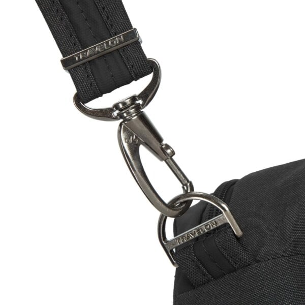 Detail van de karabijnhaak aan de band van de Travelon Metro Dome Crossbody