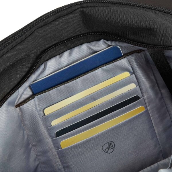 RFID-beschermde kaartvakken in de Travelon Metro Dome Crossbody