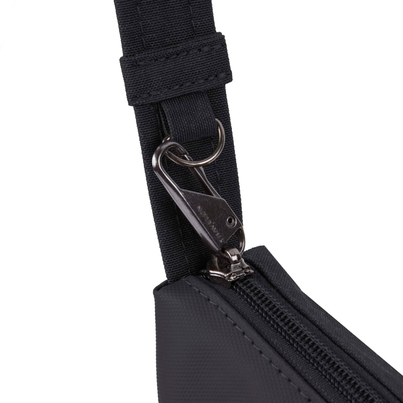 Detail van de karabijnhaak aan de band van de Travelon Metro Crossbody M