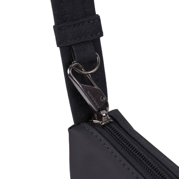Detail van de karabijnhaak aan de band van de Travelon Metro Crossbody M