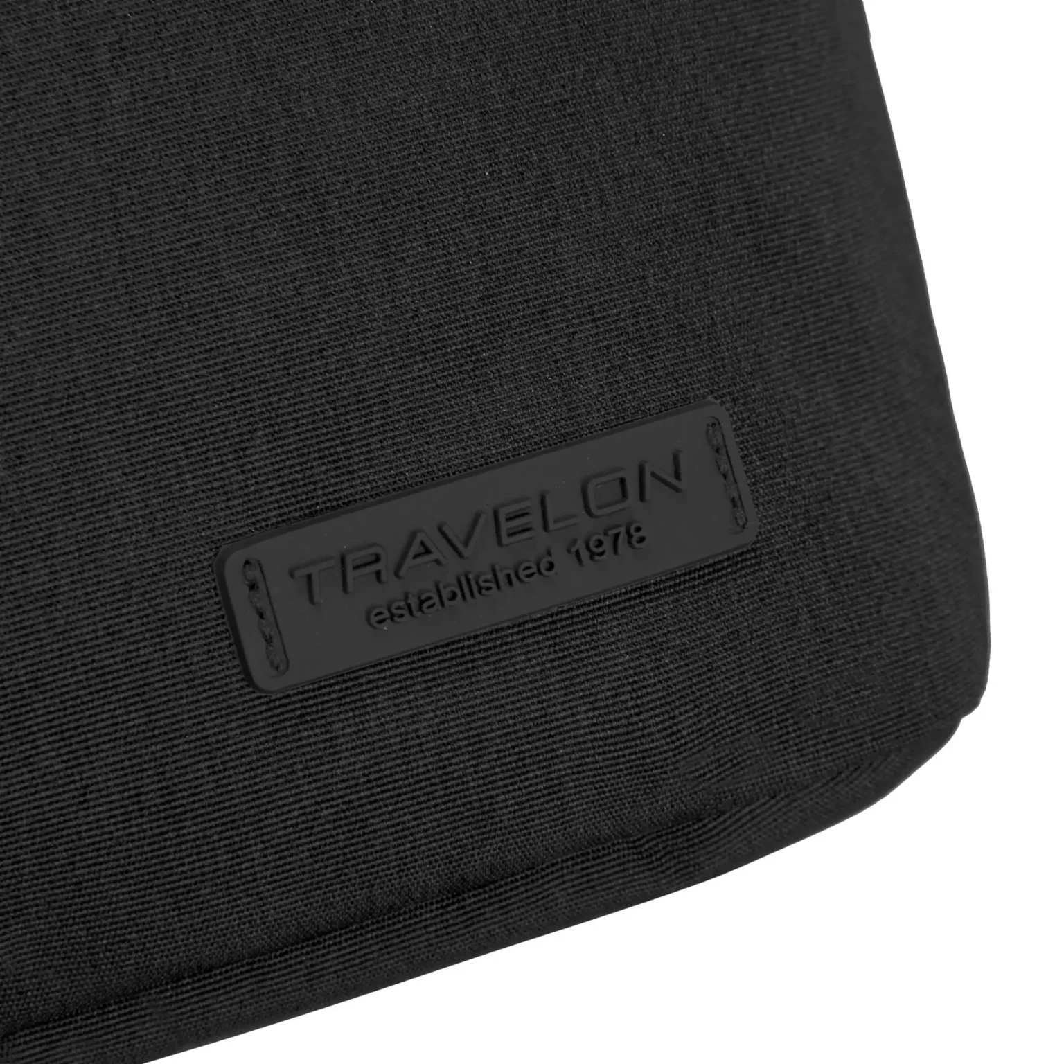 Travelon-logo op de Travelon Metro M Crossbody Tas