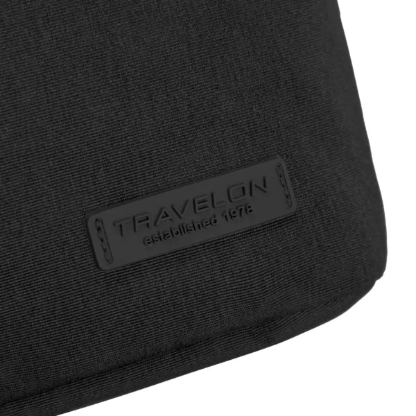 Travelon-logo op de Travelon Metro M Crossbody Tas