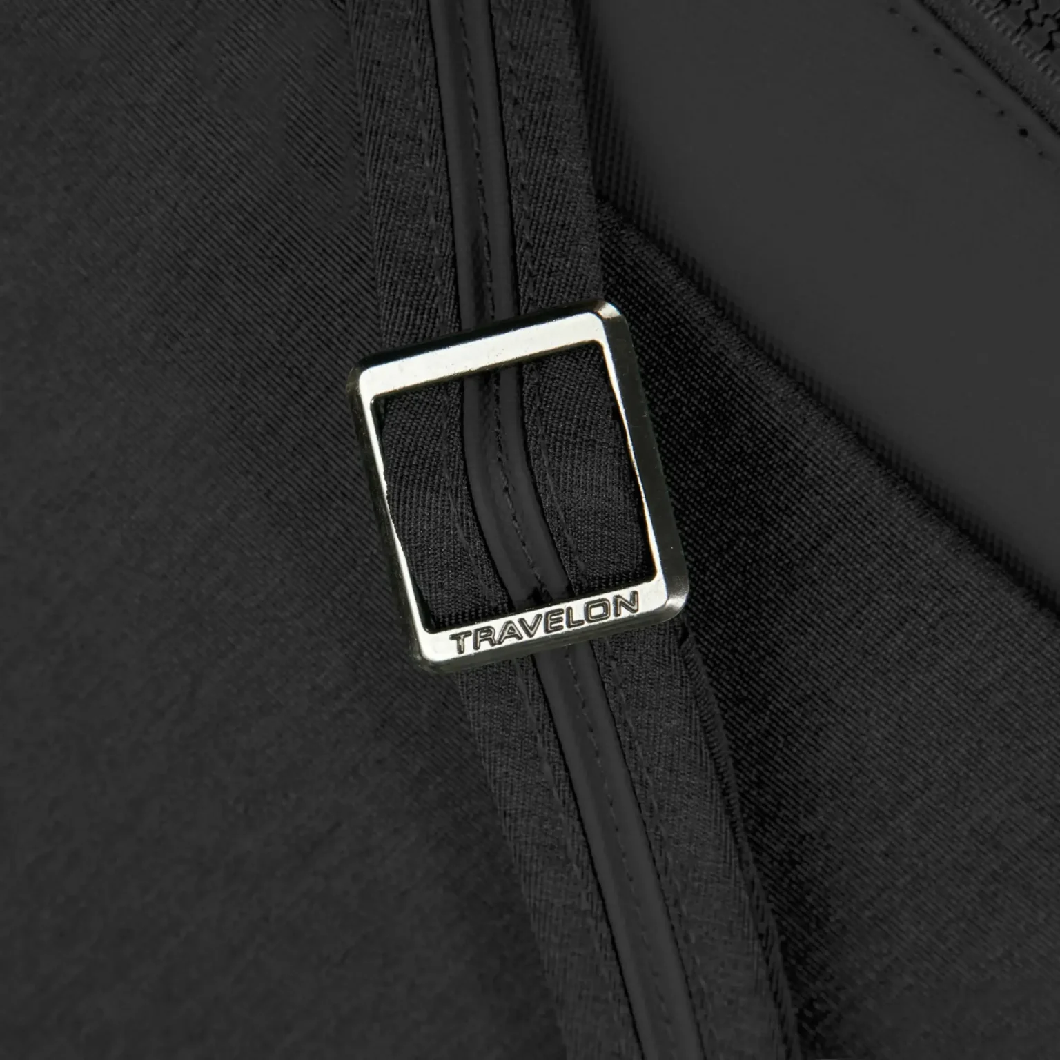 Detail van de snijbestendige schouderband van de Travelon Metro M Crossbody Tas