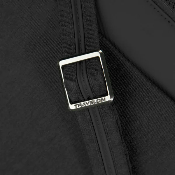Detail van de snijbestendige schouderband van de Travelon Metro M Crossbody Tas
