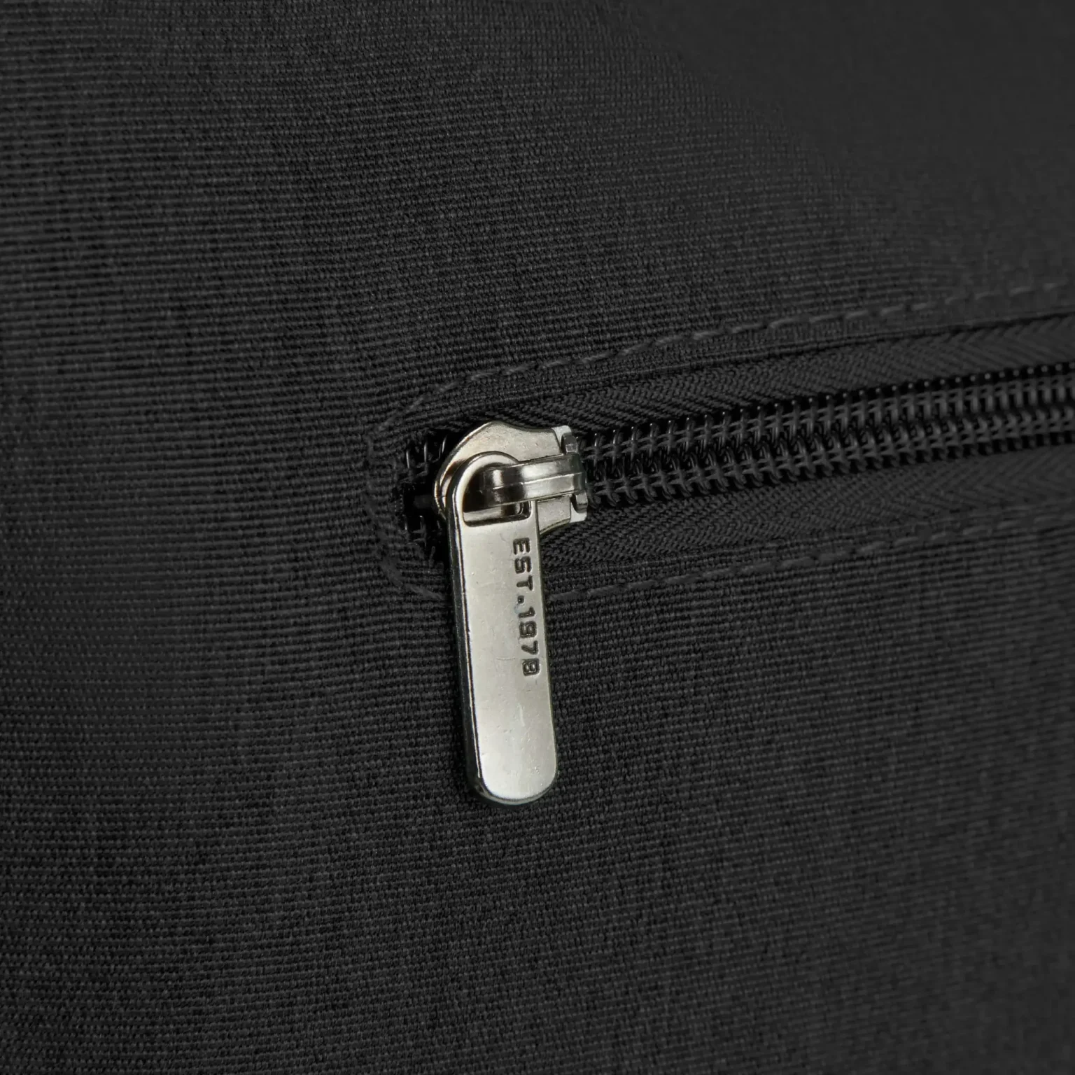Detail van de vergrendelbare ritsen op de Travelon Metro M Crossbody Tas
