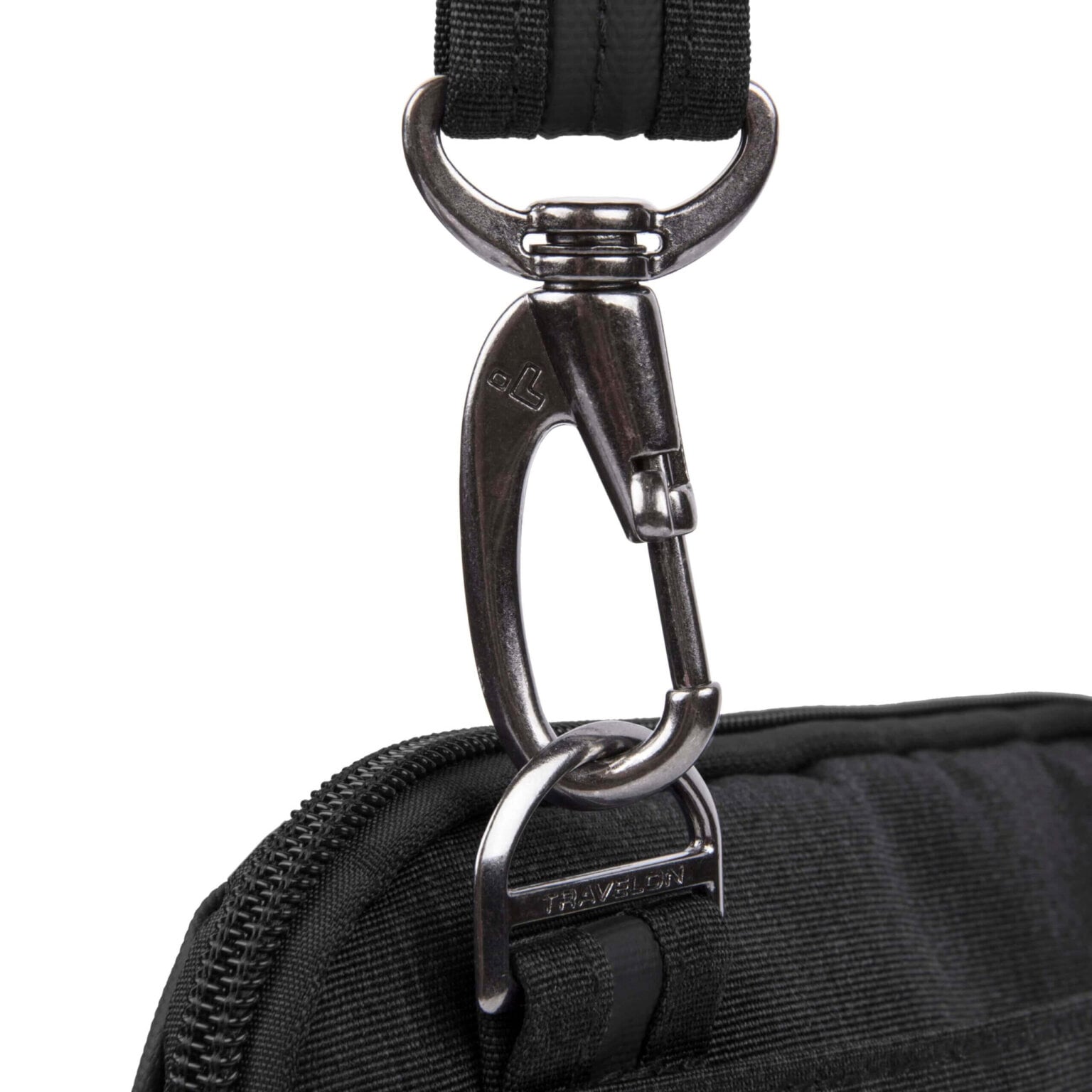 Detail van de karabijnhaak aan de band van de Travelon Metro Crossbody S