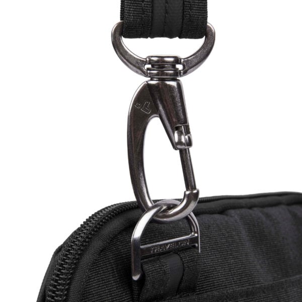 Detail van de karabijnhaak aan de band van de Travelon Metro Crossbody S