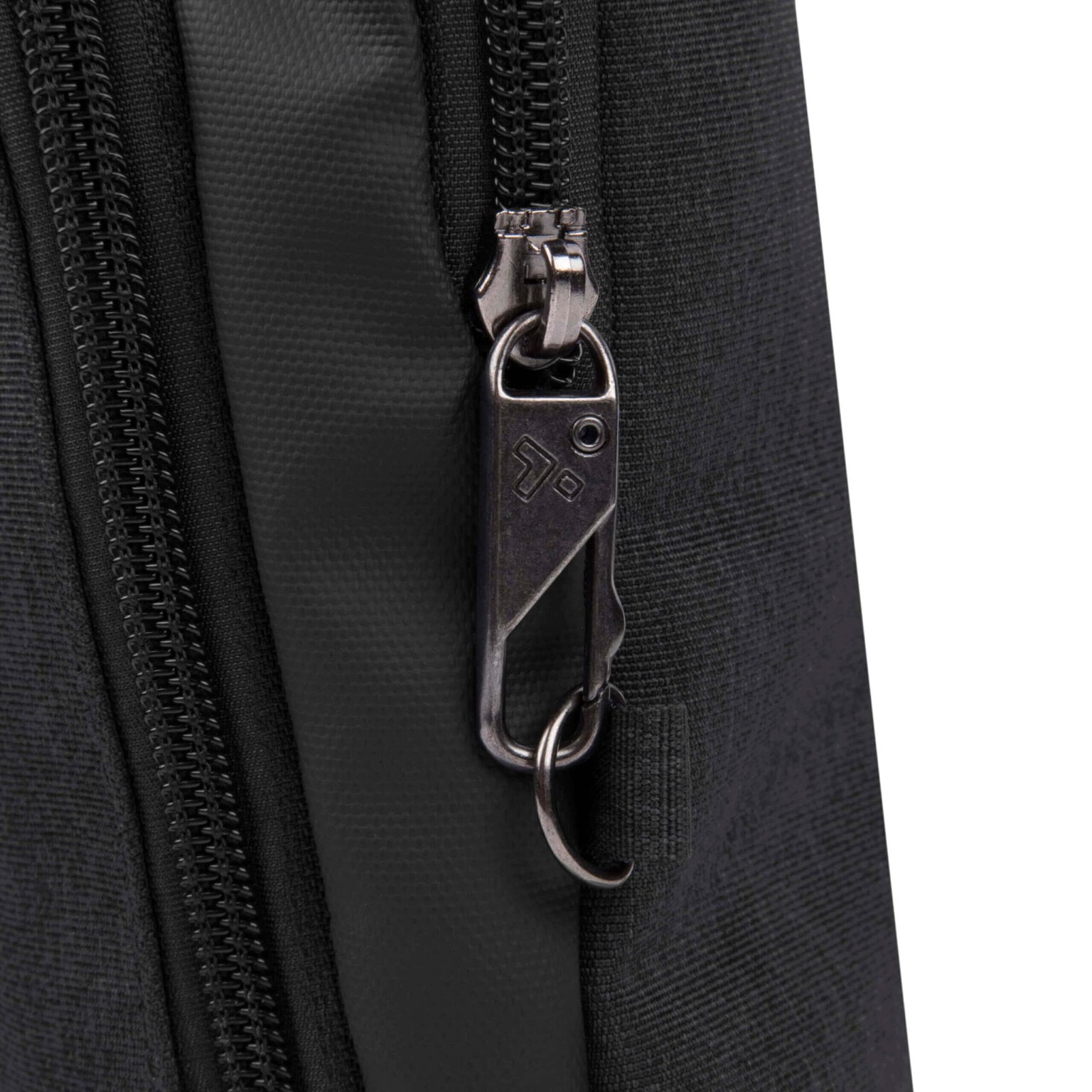 Vergrendelbare rits met karabijnhaak op de Travelon Metro Crossbody S