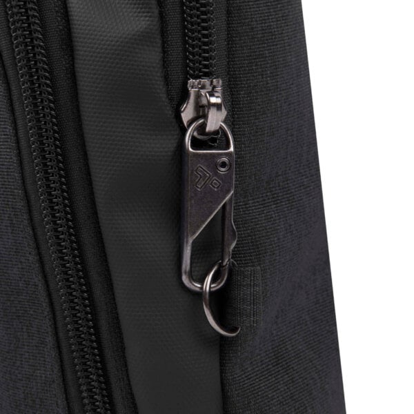 Vergrendelbare rits met karabijnhaak op de Travelon Metro Crossbody S