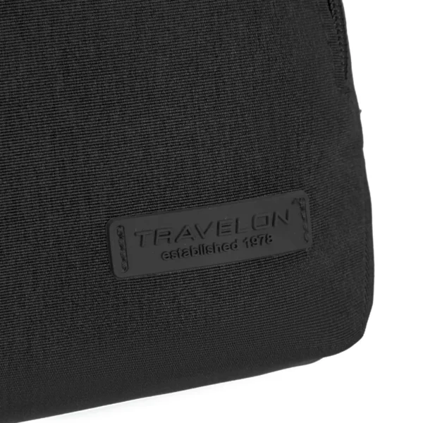Travelon-logo op de Travelon Metro S Crossbody Tas