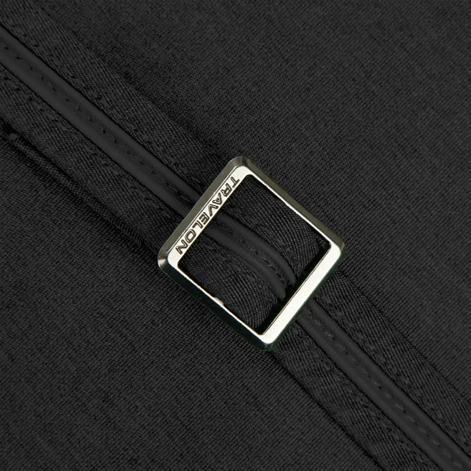 Detail van de snijbestendige schouderband van de Travelon Metro S Crossbody Tas
