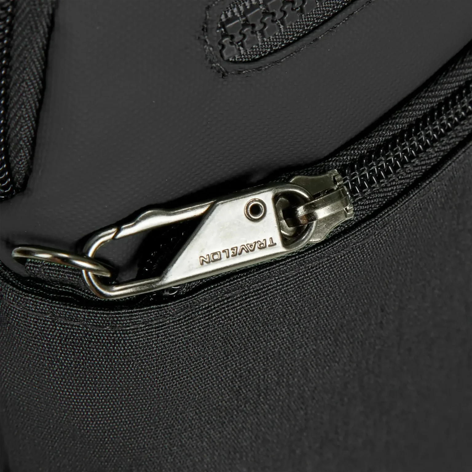 Detail van de vergrendelbare ritsen op de Travelon Metro S Crossbody Tas (2)