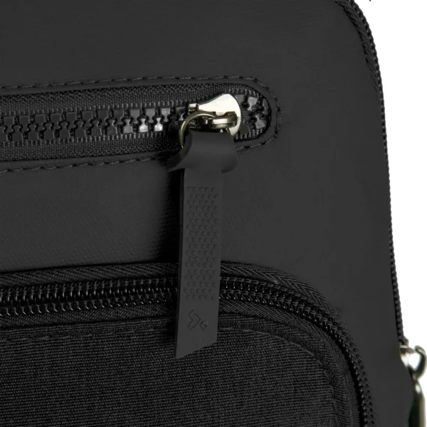 Detail van de vergrendelbare ritsen op de Travelon Metro S Crossbody Tas