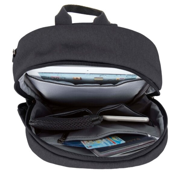 Hoofdvak van de Travelon Metro Sling Bag met tablet en pasjes