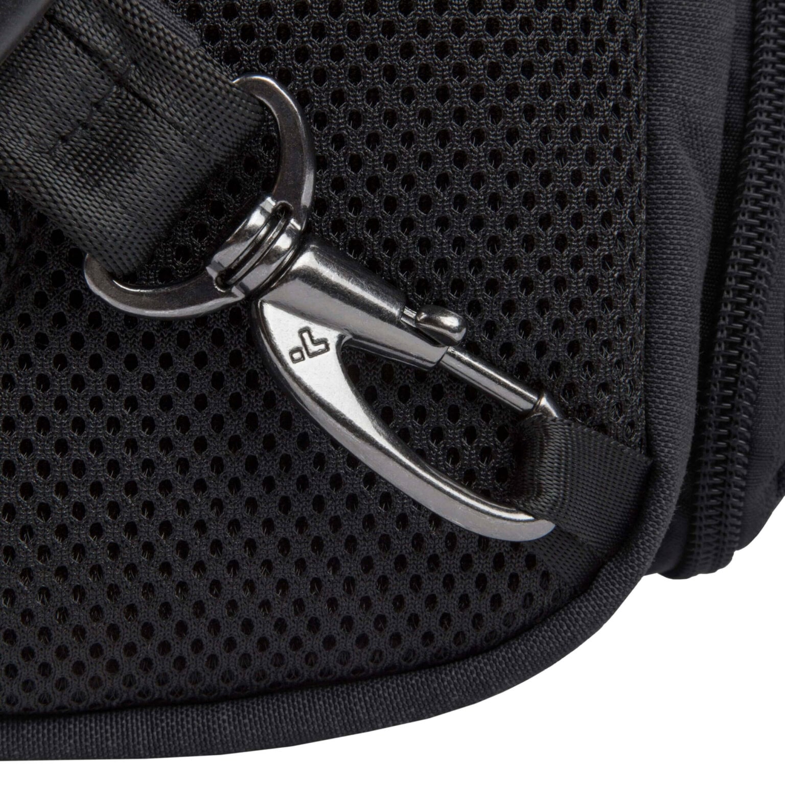 Detail van de karabijnhaak aan de band van de Travelon Metro Sling Bag